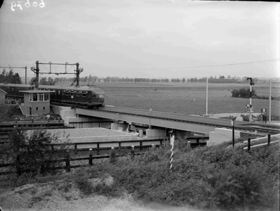 19738 FDHEEMAF060679 Nieuwe veerbrug volgens systeem Tulp , met juist passerend treinstel, bij Langeweg in de spoorlijn ...