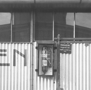20063 FDHEEMAF3511097 Brandblusapparaat bevestigd aan de muur van het oliemagazijn, 1935-11-01