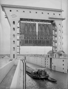 21932 FDHEEMAF059713 Prins Berhard Sluis bij Tiel met geheven sluisdeur en invarend schip, 1952-10-15
