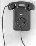 22622 FDHEEMAF062034 Nieuw wandtelefoontoestel voor de PTT, 1955-06-27