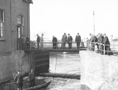 24490 FDHEEMAFA 247 Groepsfoto bij onbekend gemaal, 1949-06-01