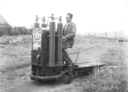 25292 FDHEEMAF4208004 Lister benzinetruck omgebouwd voor het gebruik van persgas, 1942-08-01