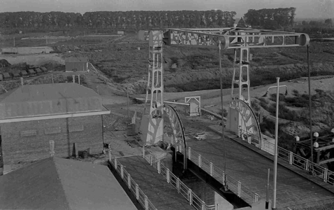 25843 FDHEEMAFF 253 Eén van de twee ophaalbruggen (klapbruggen) over de Julianasluis in het Gouwekanaal bij Gouda. Bij ...