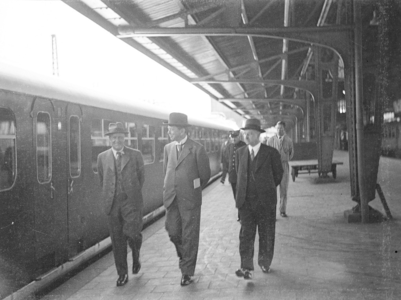 25944 FDHEEMAFF 284 Eerste officiële proefrit met de Directie van de Nederlandse Spoorwegen van het nieuwe type ...