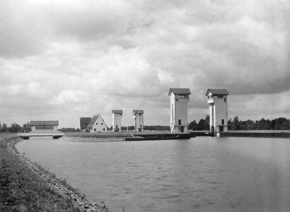 3258 FDHEEMAF052206 Overzicht van de pompenkamer van de sluis in het Twentekanaal bij Wiene, 1935-07-17