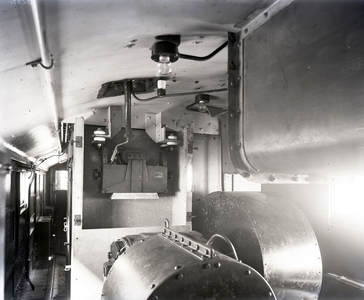 8852 FDHEEMAF003234 Interieur van de locomotief voor de spoorwegen op Java. Zicht op hoofdzekeringskast, 1925-04-18