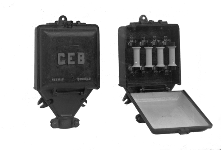 9091 FDHEEMAF000358 Twee gietstalen huisaansluitkasten met vier open buisveiligheden, 1913-05-29