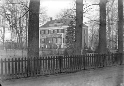 112 Wijhe: Opname van het monumentale kasteel Wijhezicht in het bos. Het kasteel is tot stand gekomen in de achttiende ...