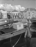 135 Zwolle: Opname van de brug over de stadsgracht naar de Luttekestraat, met de Jufferenwal links en de ...