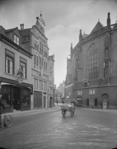 16 FDSPAARNE016 Straatbeeld in de Kleine Poot te Deventer, met rechts de Grote - of Lebuïnuskerk., 1936-02-10