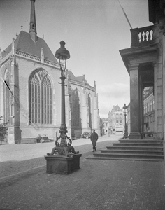 17 FDSPAARNE017 Straatbeeld op het Grote Kerkhof te Deventer., 1936-02-10