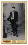 22 Portretfoto van een kostschooljongeman van Instituut Loman in Zwolle, 1888