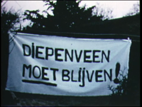 10596BB00100 Reportage over de protestacties van Diepenveners tegen de opheffing van de gemeente Diepenveen en de ...