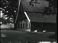 10856BB02287 Een film van de Coöperatieve Boerenleenbank, met beelden van de Vriezeveense markt, kuikens, een ...