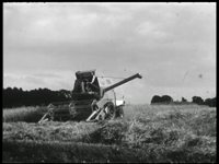 11199BB02342 Reportage over Bathmen in 1960. M.n. beelden van agrarische werkzaamheden zoals het maaien en dorsen van ...