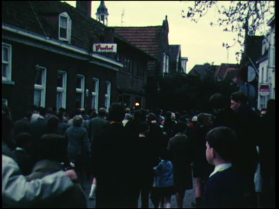 11799 BB01831 Film over folkloristische paasgebruiken in Ootmarsum.Bewoners bouwen buiten de stad een paasvuur ...