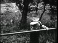 12112BB01856 Film geeft een tijdsbeeld van het dorp Daarle in 1953Spelende kinderen op het schoolplein.Trouwpartij nr. ...