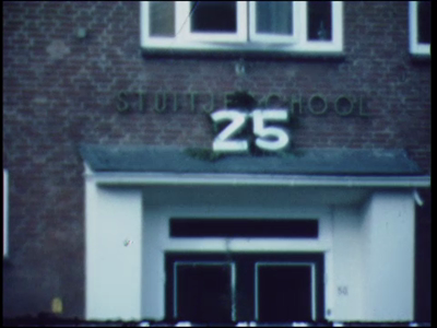 12136BB01879 Een film rond het 25-jarig jubileum van de Stuitjesschool te Deventer, met beelden van de ingang van de ...