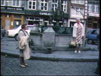 14173BB00341 Familiefilm Olthof.Tocht naar Belgie (18 oktober '78).Cafe Olthof.Dames in de bloementuin., 00-00-1978