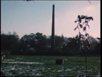 14176BB00344 Onder grote belangstelling van het publiek wordt de schoorsteen van de melkfabriek neergehaald., 00-00-1980