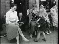 14542BB11122 Een familiefilm met beelden van o.a.:- De 5 mei optocht van 1960 in de Hoogstraat, met o.a. een ...