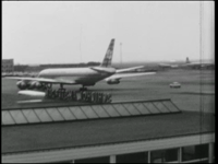 14545BB11128 Een familiefilm met beelden van o.a.:- Vliegveld Schiphol en de aankomst van Riek en Erik;- Een kermis in ...