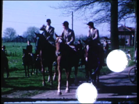 14546BB11129 Een familiefilm rond koninginnedag 1966, met beelden van o.a.:- Een optocht met ruiters te paard in de ...