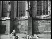2503BB03208 Herdenkingsmonument 1940-1945.In kazerne, muziekvereniging, vlag hijsen, daarna vaandelzwaaien, jeugdband, ...