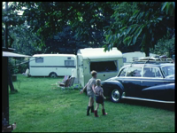3925BB09524 Een familiefilm van de familie Lamberts, met beelden van o.a.:- Met de caravan op een camping in het ...