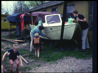 3926BB09525 Een familiefilm van de familie Lamberts, met beelden van o.a.:- Moeder en Paul maken de boot schoon, Pieter ...