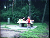 4268BB03828 Een film rondom diverse recreatieve activiteiten, met beelden vanaf een camping/recreatieplas, een picknick ...