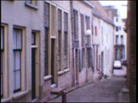 4453BB07677 Een filmpje opgenomen in het centrum van Deventer, met beelden van o.a.:- Een rode brievenbus;- De Waag op ...