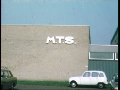 4478BB07702 Een film rond de Deventer MTS met uiteenlopende beelden van o.a.:- Het schoolgebouw;- De tekst 'Studie' ...