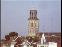 4480BB07704 Een film rond de Grote- of Lebuïnuskerk te Deventer, met een overzicht van de omgeving, het plein naast de ...