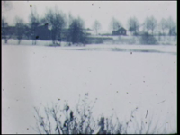 452BB06776 Privéfilm van de familie Staal, met beelden van het kleigat te Hengelo in de winter, met de hond in de ...