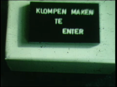 4798 BB03368 Documentaire over folkloristische gebruiken in Twente:Klompen maken te Enter;Palmpasenoptocht in ...