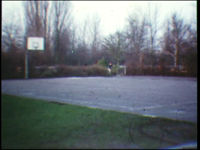 5024BB07714 Een film rond de Deventer MTS, met beelden van:- Buiten de school op een basketbalveld, terwijl er iemand ...
