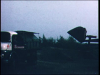 6701BB07157 Een film rondom het testen van kunststof rijplaten, met beelden van een vrachtwagen die door een kiepwagen ...
