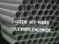 6716BB07172 Een bedrijfsfilm van kunststofproducent Wavin, met beelden van de molecuulstructuur van polyvinylchloride, ...