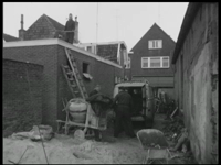 7903BB08056 Acht familiefilmpjes van de familie Lamberts.16. Zomer 1963:- Bouwvakkers bezig met de verbouwing van het ...