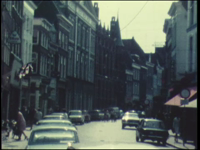 8400BB06708 Een film, opgenomen in Zwolle, met beelden van de Diezerstraat, 'Oud Zwolle gaat voor de bijl', de C&A, ...