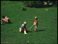 8457BB08077 Tien familiefilmpjes van de familie Lamberts.11. 1/2 mei 1973:- Marnix met een vriendje aan het spelen in ...