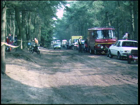 9947BB00395 Onder grote publieke belangstelling wordt in de bossen een motorcross verreden., 00-00-1982