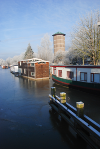 19 DBUITERWIJK-000133 Woonboten aan het Almelosekanaal en watertoren aan de Turfmarkt, 2009-01-09