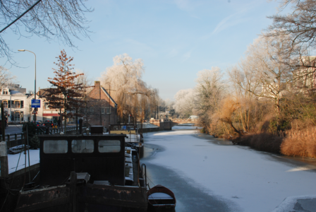 22 DBUITERWIJK-000136 Woonboten aan de stadsgracht -Groot Wezenland en Sassenpoorterbrug, 2009-01-09