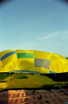 3969 FDUITERWIJK-002263 vullen van de luchtballon in park de Weezenlanden, 2000-05-27