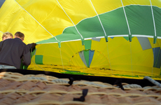 3970 FDUITERWIJK-002264 vullen van de luchtballon in park de Weezenlanden, 2000-05-27
