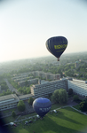 3974 FDUITERWIJK-002268 Cobie Uiterwijk in een luchtballon vanuit park de Weezenlanden.Zwolle met oa het Provinciehuis, ...