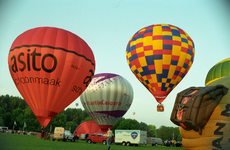 4005 FDUITERWIJK-002299 luchtballonnen in park de Weezenlanden, 2000-05-27