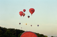 4008 FDUITERWIJK-002302 luchtballonnen in park de Weezenlanden, 2000-05-27